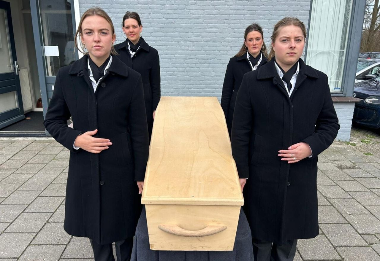 Studenten dragen de kist (foto: Omroep Tilburg /  Vanessa Spaanderman).