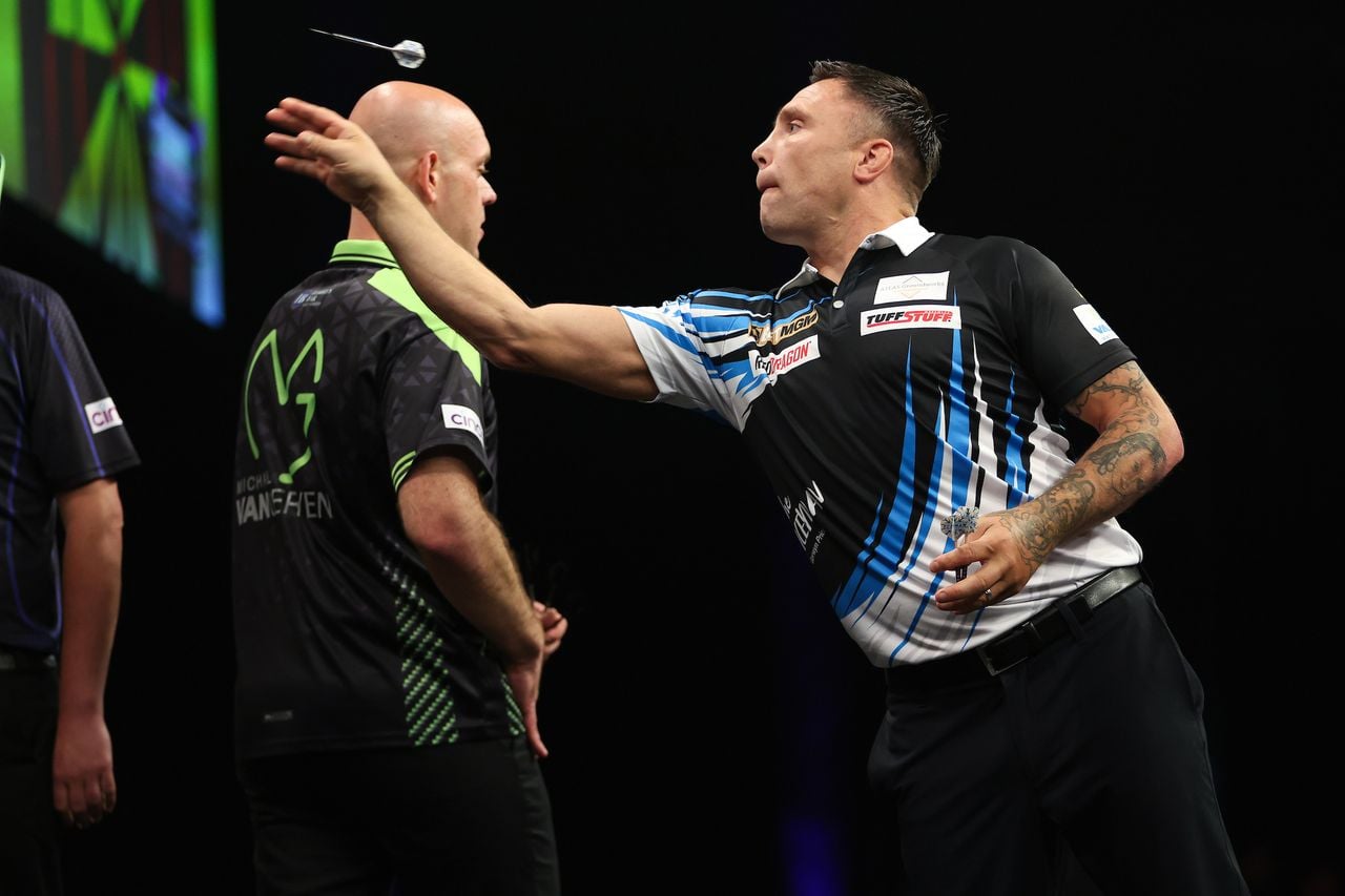Gerwyn Price (rechts) maakte donderdagavond indruk in de Premier League darts (foto: PDC).