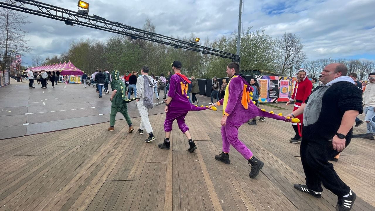 Om elkaar niet kwijt te raken worden de staarten goed vastgehouden (foto: aardbei Anke).