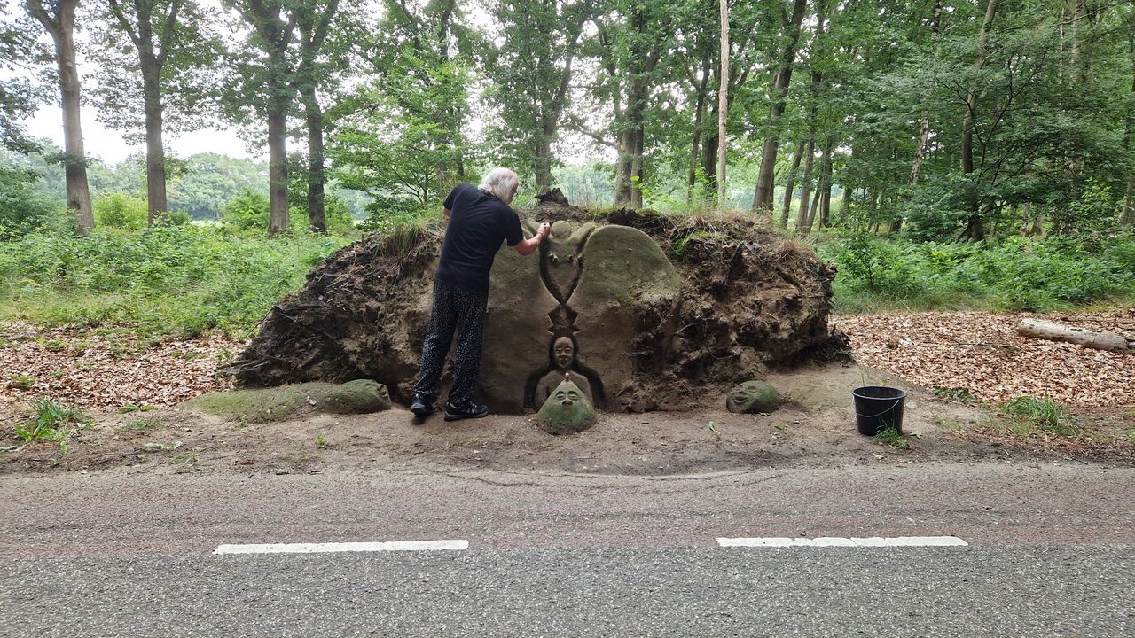 Hein maakt deze keer zijn kunstwerk aan een doorgaande weg (foto: Tom Berkers).