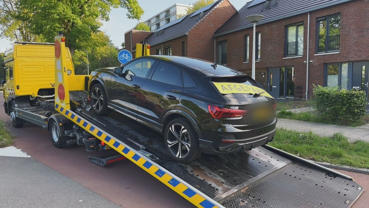 In de Huizingalaan is ook een auto in beslag genomen (foto: Jan Peels / Omroep Brabant).