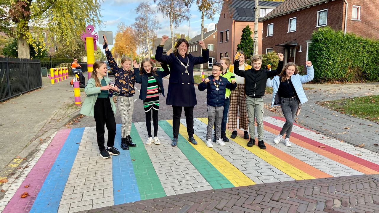 Het regenboogzebrapad bij basisschool De Zonnebloem (foto: Erik Peeters)