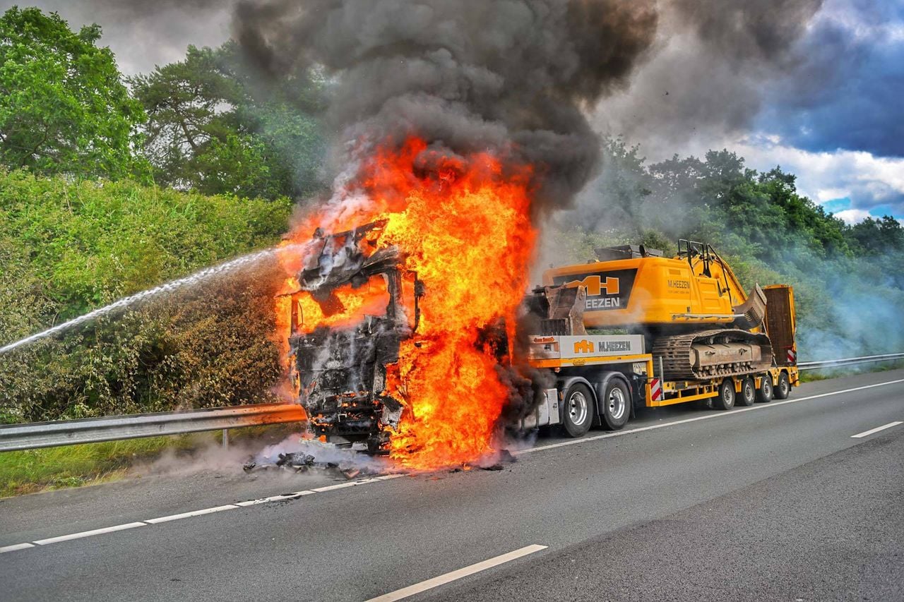 De vlammen sloegen uit de vrachtwagen (foto: Rico Vogels / Persbureau Heitink).