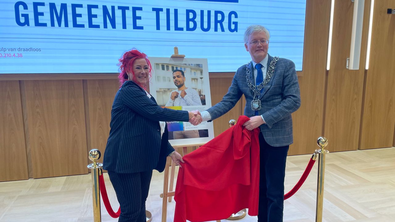 Wendy en burgemeester Theo Weterings bij de opening van de fototentoonstelling 'Reimagining Sex Work' (foto: Tom van den Oetelaar).
