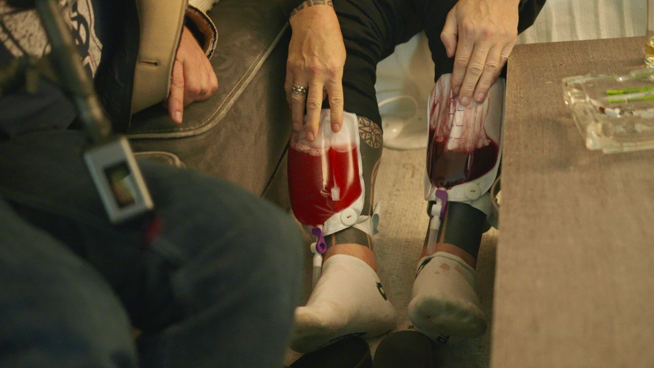 Inmiddels zit er een andere man tegenover Merlijn. 