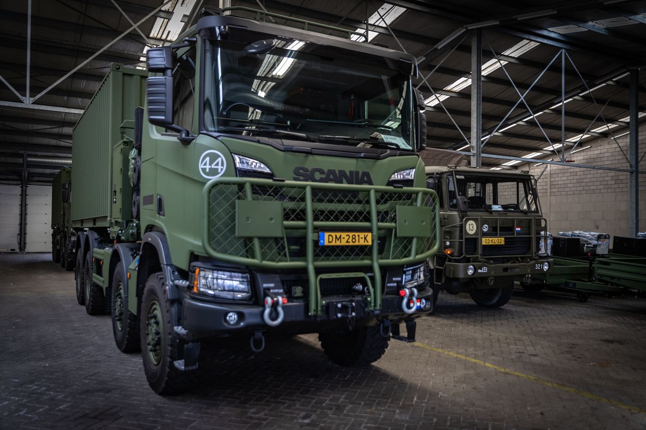 De nieuwe Scania met op de achtergrond de oude Viertonner van DAF (foto: Landmacht)