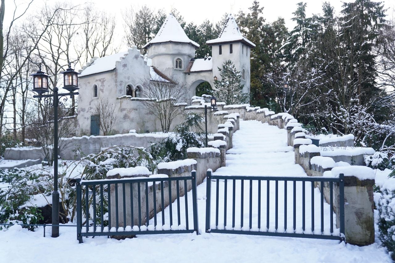 Het Kasteel van Doornroosje is niet bereikbaar door de sneeuw (foto: Bart Meesters/Persbureau Heitink).