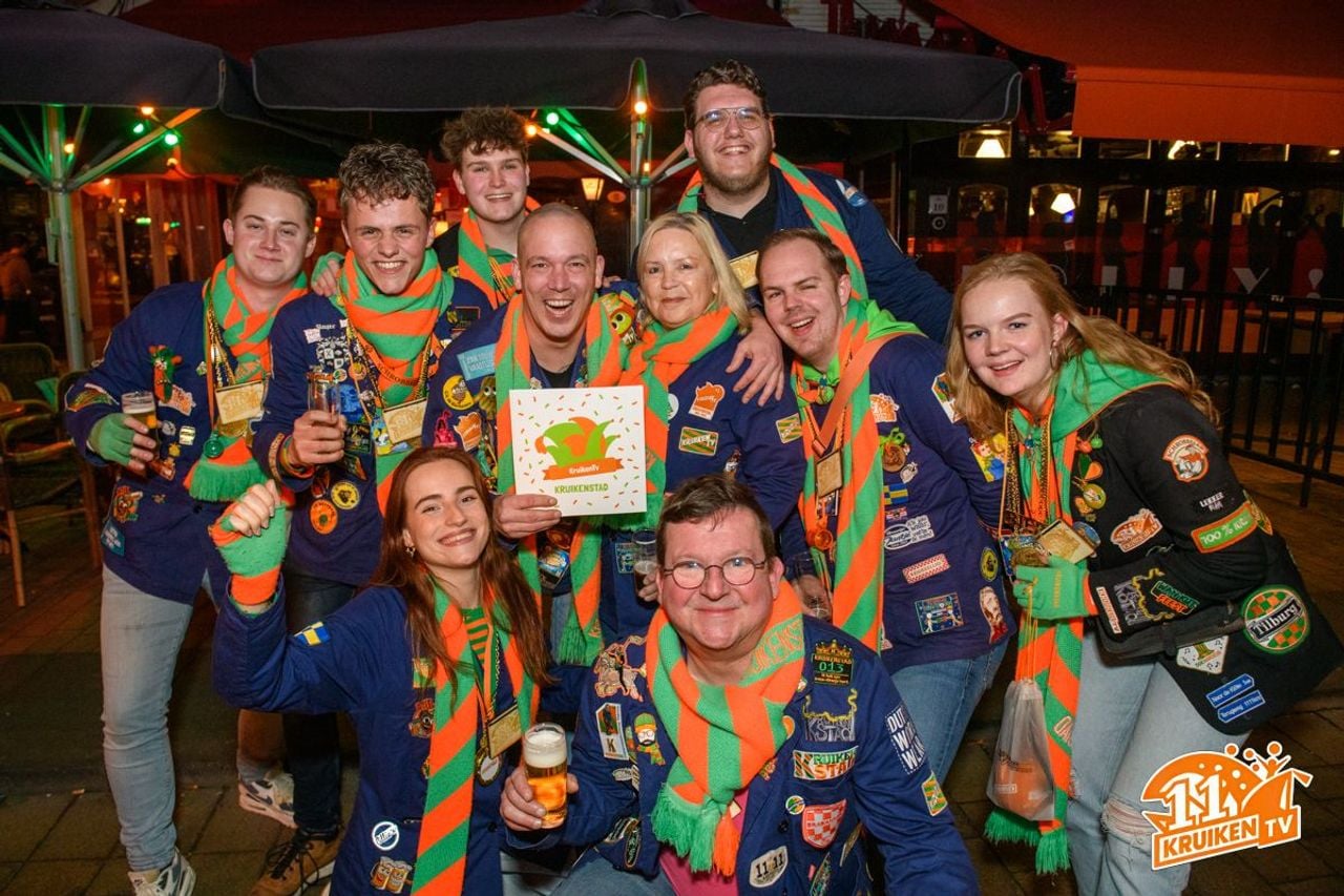 Ed (rechtsonder) met het team van KruikenTV (foto: KruikenTV).