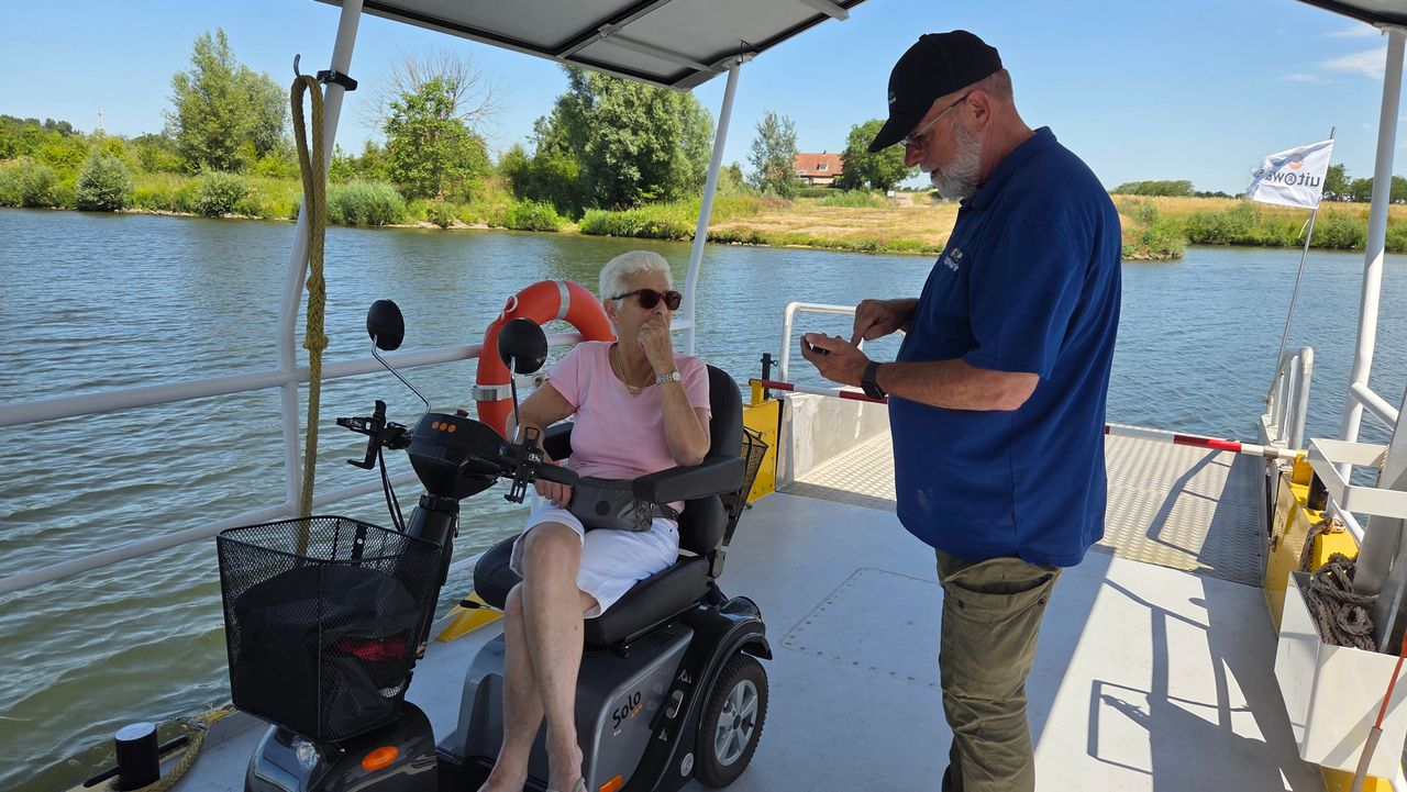 Wilma hoort op het pontje dat dinsdag en woensdag niet gevaren wordt (foto: Noël van Hooft).