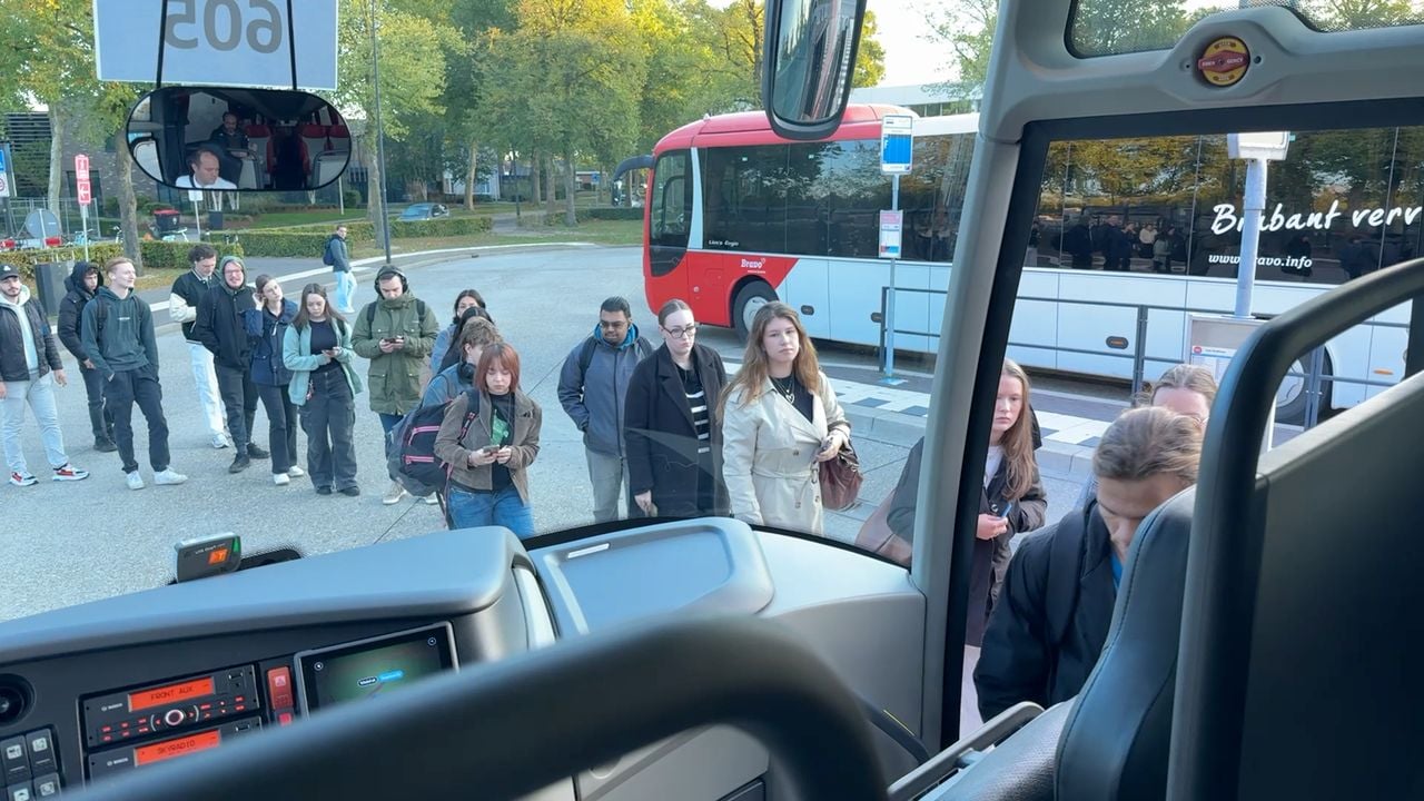 Druk bij het busstation in Uden (foto: Jos Verkuijlen).
