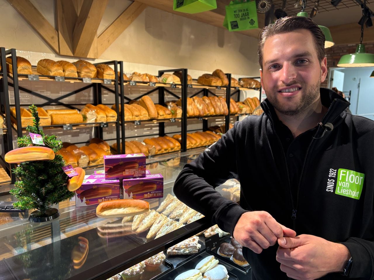 Bakker Floris van Lieshout liet drieduizend kerstballen maken in de vorm van worstenbroodjes (foto: Wilco Zonneveld).