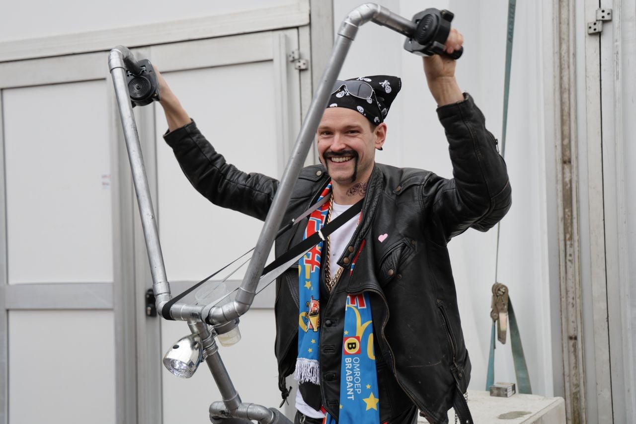 Siem de biker steekt zo nu en dan bij feestgangers hun ogen uit (foto: Lobke Kapteijns)