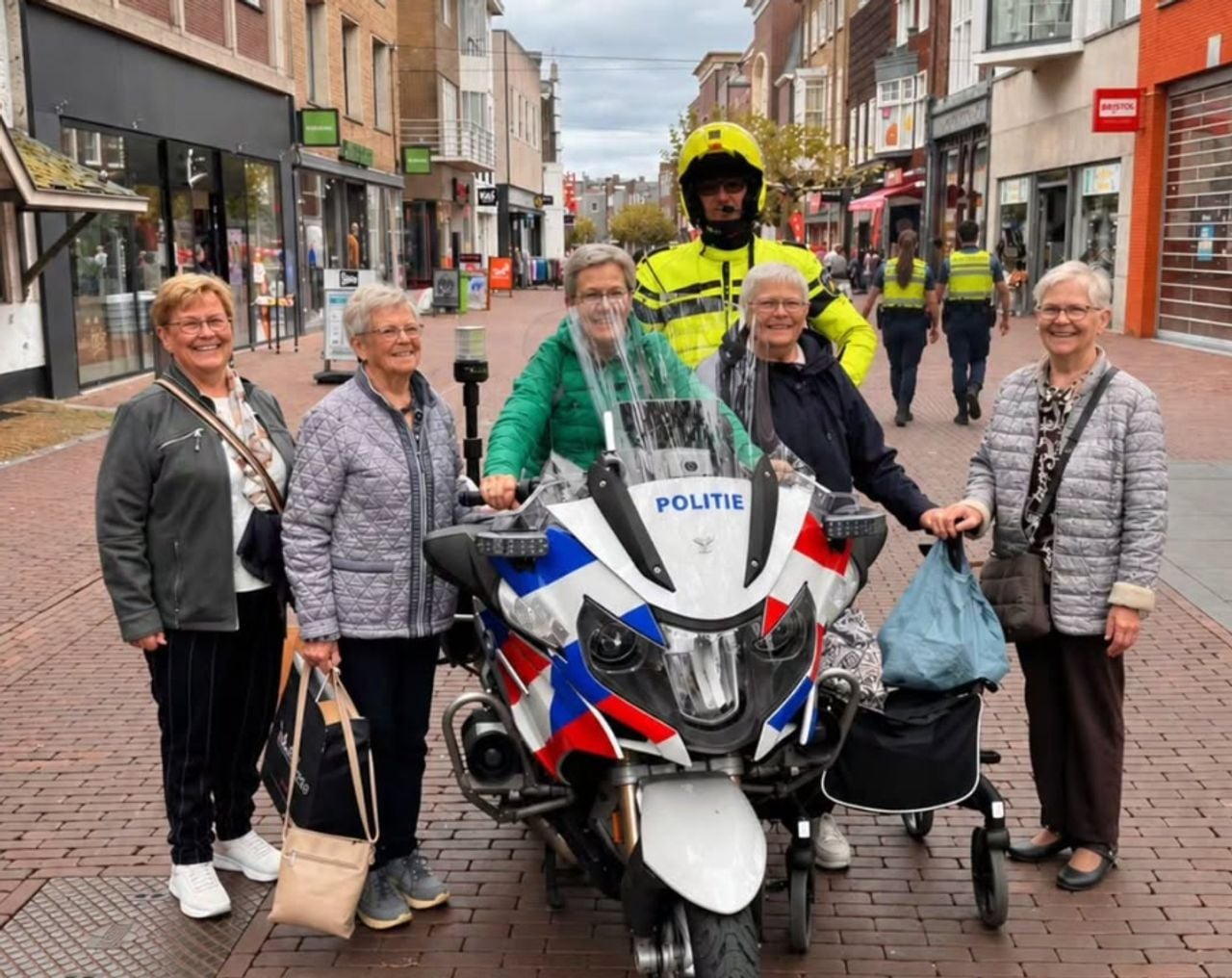Tijdens de controle wilde vijf zussen ook nog even op de foto met de politiemotor, daar maakten de agenten wel even tijd voor (foto: Politie_Helmond/Instagram).