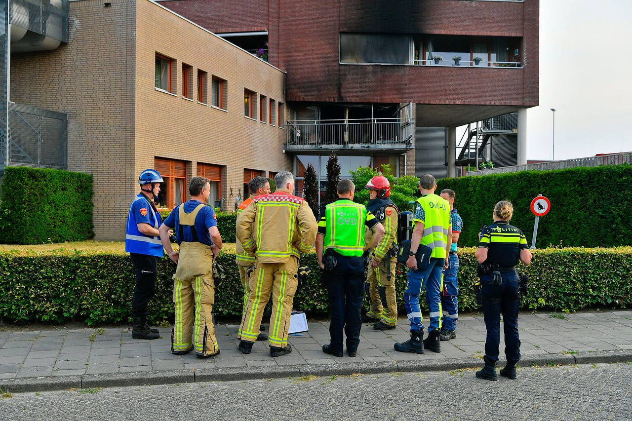 Vanwege de brand in Veldhoven werden diverse hulpverleners ingezet (foto: Rico Vogels/SQ Vision).