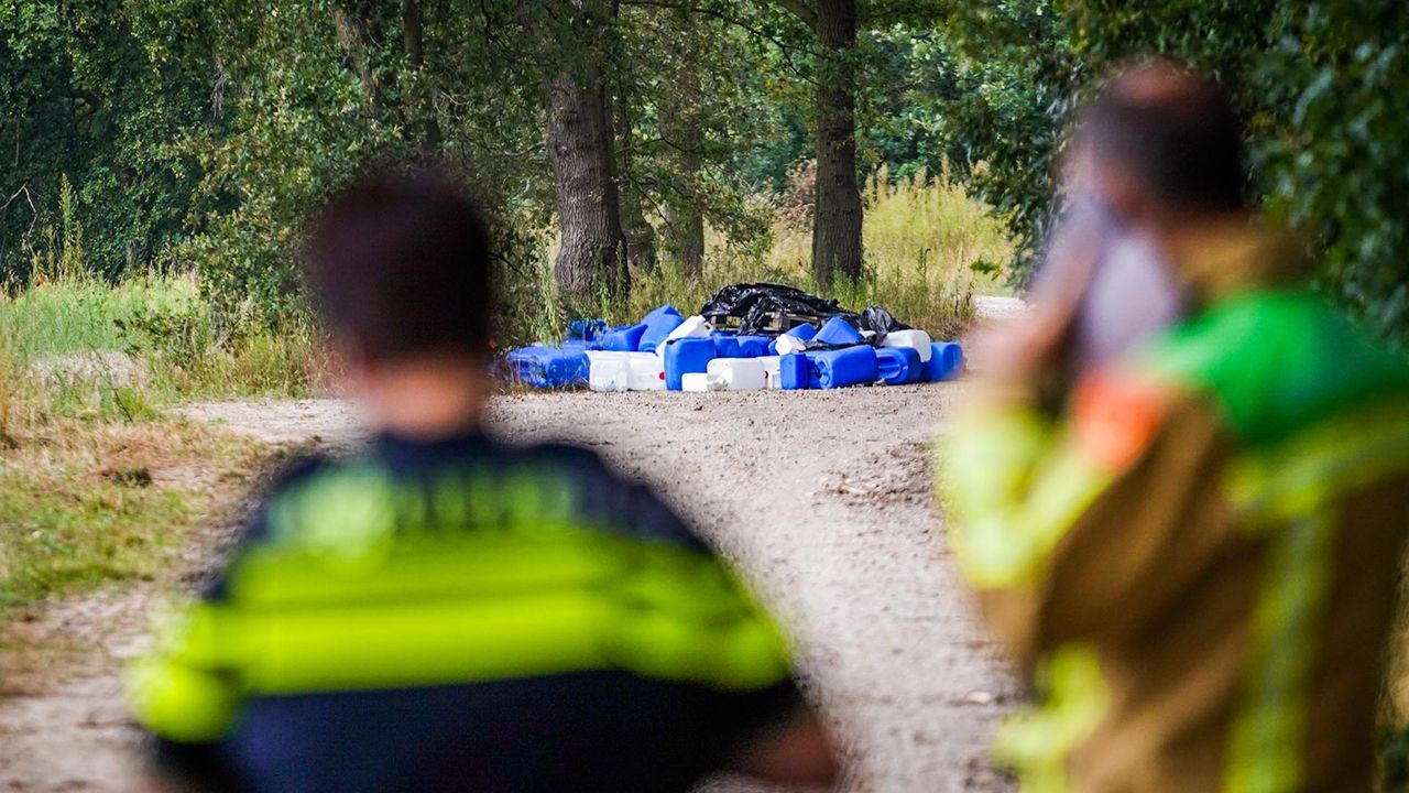 Ook op de Scheerrijtenweg in Nuenen lagen jerrycans (foto: SQ Vision).