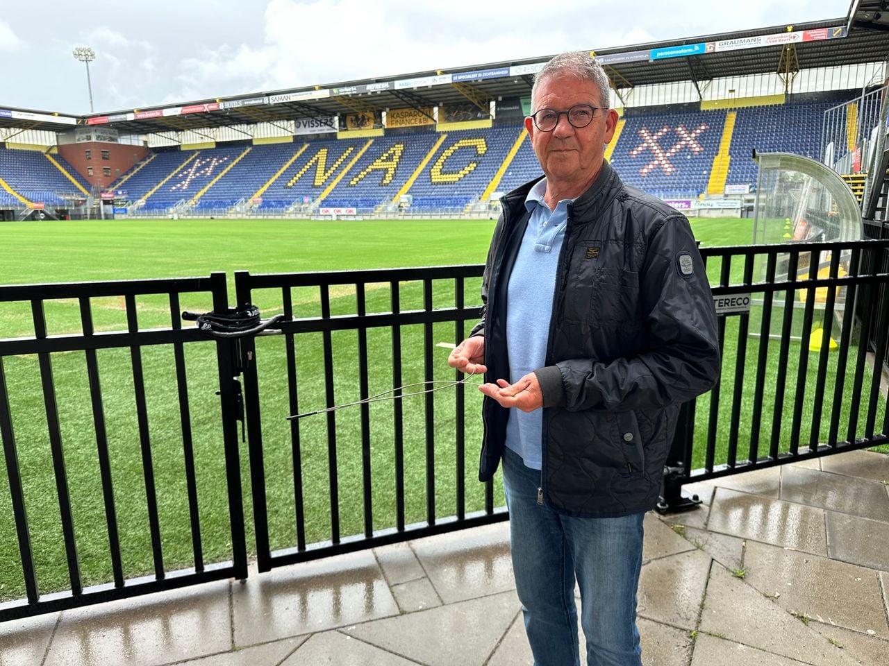 De wichelroede van Jan Boeren geeft energiebanen zien.