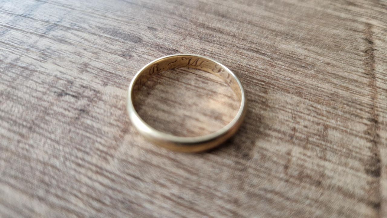 De teruggevonden trouwring (Foto: Tom Berkers / Omroep Brabant)