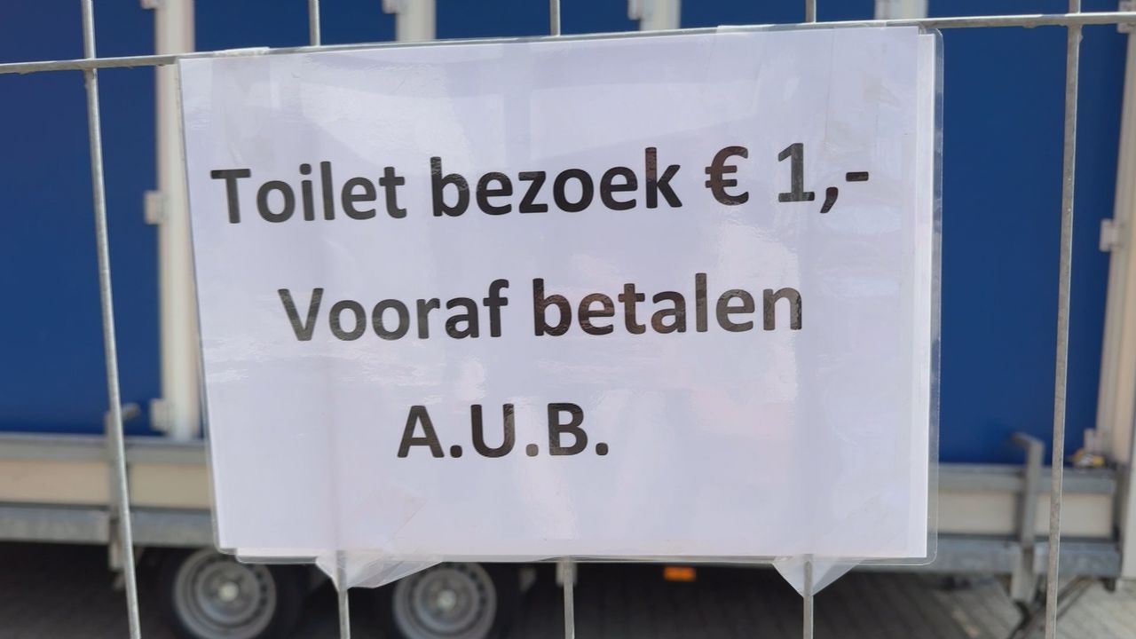 Bij de toiletgebouwen betalen vrouwen een euro om te plassen (foto: Omroep Brabant).