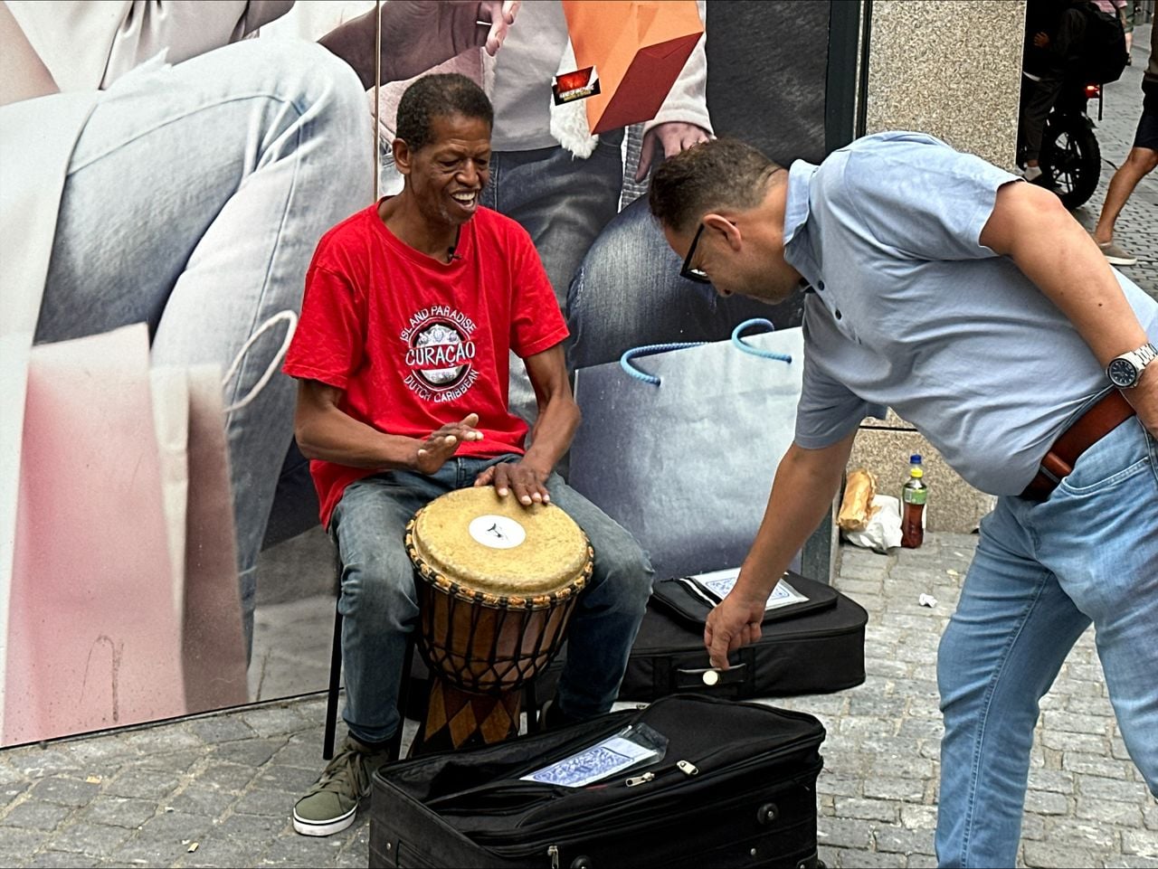 Een passant geeft geld aan Richie (foto: Omroep Brabant).
