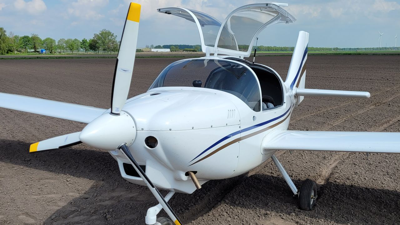 De piloot heeft het sportvliegtuigje keurig tot stilstand gebracht in het veld (foto: Yoeri van der Woerdt).