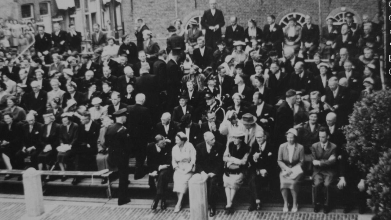 Opening nieuwe stadhuis Heusden. Op de foto Koningin Juliana, genodigden en veel nabestaanden van de slachtoffers. (Foto: Salha) 