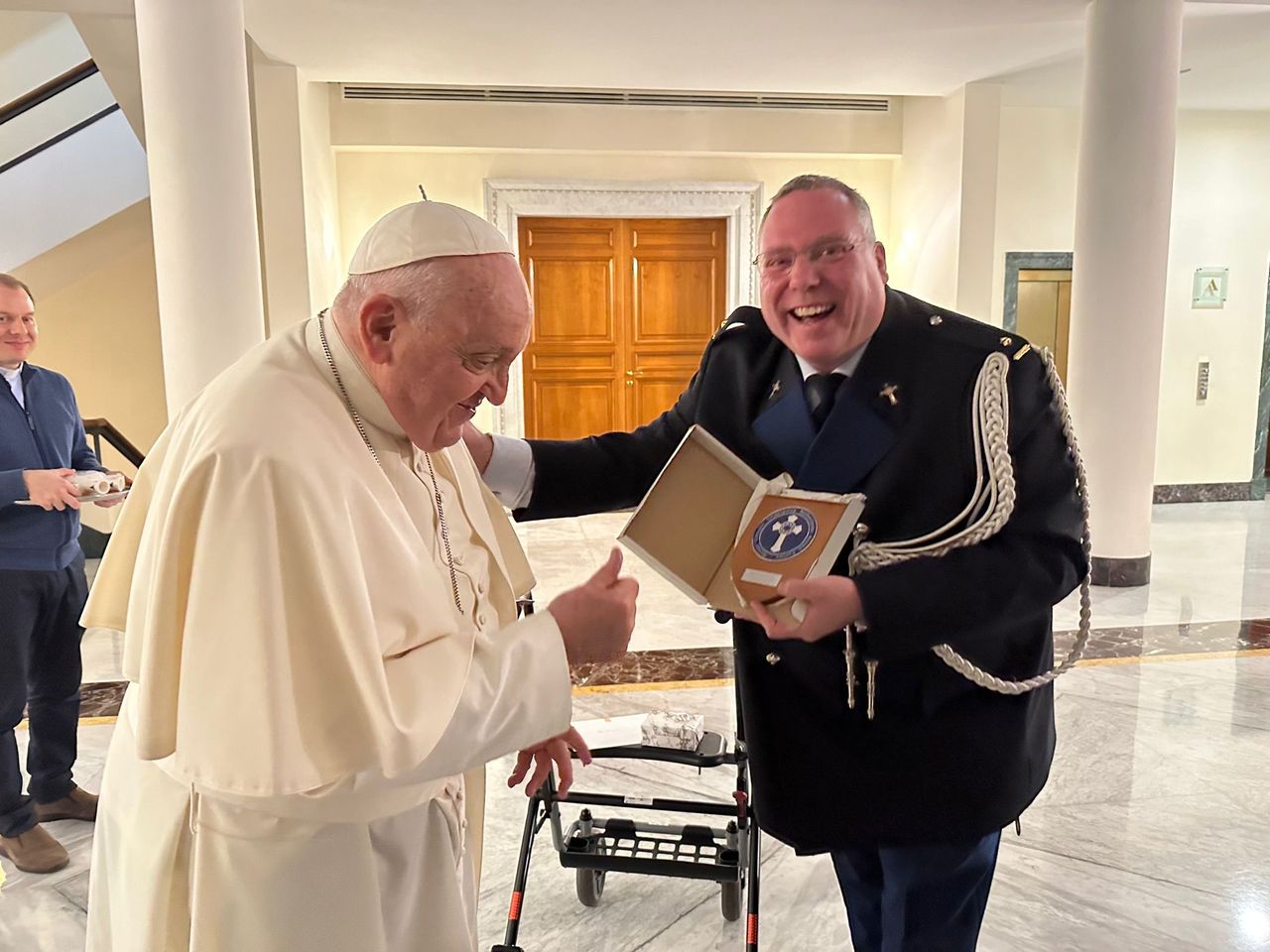 Maarten Schrik samen met paus Franciscus 