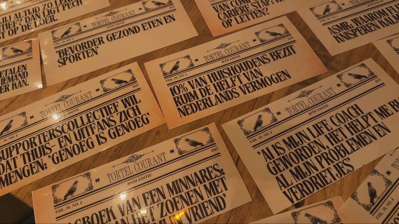 Bij een van de opdrachten praten de tortelaars over welke krantenkop hun aanspreekt (foto: Wilco Zonneveld). 