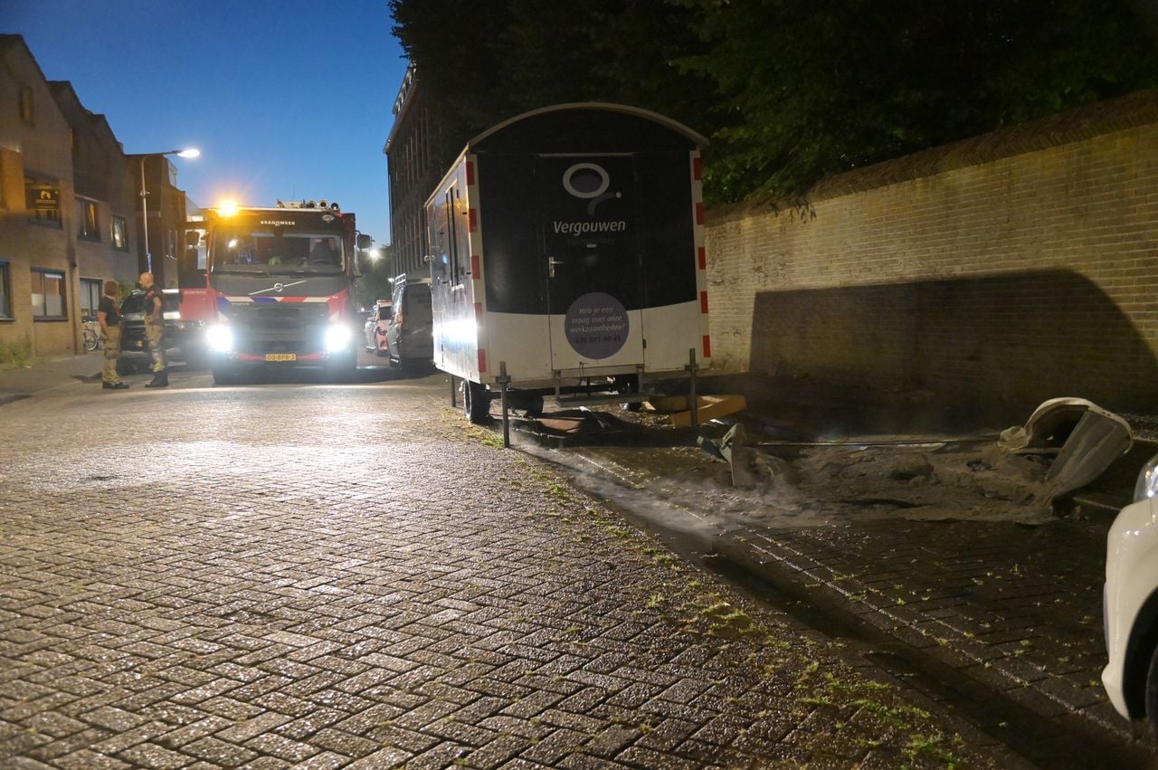 Brand verwoest dixi, bouwkeet blijft bespaard (foto: Perry Roovers / Persbureau Heitink). 