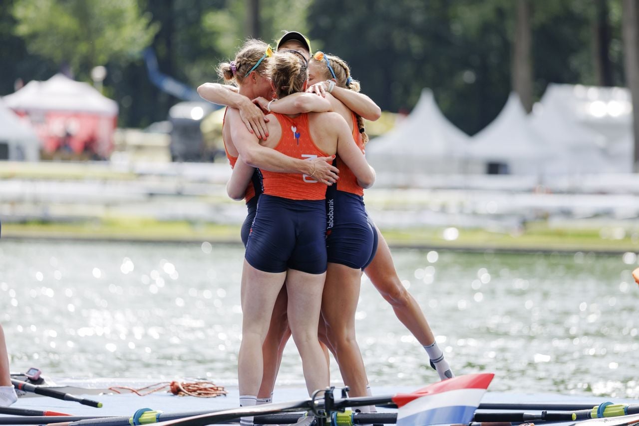 De roeisters vieren feest na het behalen van de derde plaats (foto: ANP).
