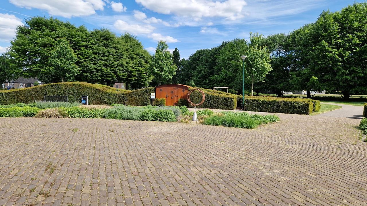 Het praktische kunstwerk midden in het park (foto: Tom Berkers).