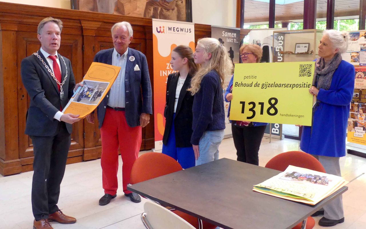 Voorafgaand aan de raad werd een petitie met ruim 1300 handtekeningen overhandigd voor het behoud van de Beekvlietboerderij