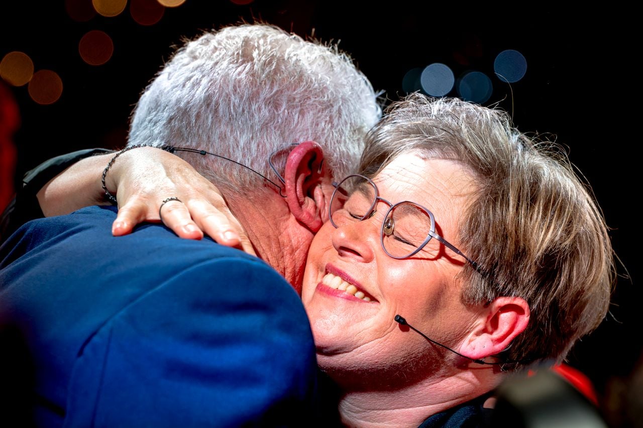 Joseph en Angel omhelzen elkaar (Foto: Marcel van Dorst)