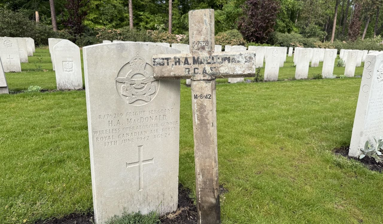 Het veldkruis van Harry MacDonald naast zijn natuurstenen grafmonument. Opvallend is dat de overlijdensdata niet overeenkomen (foto: Erik Peeters)