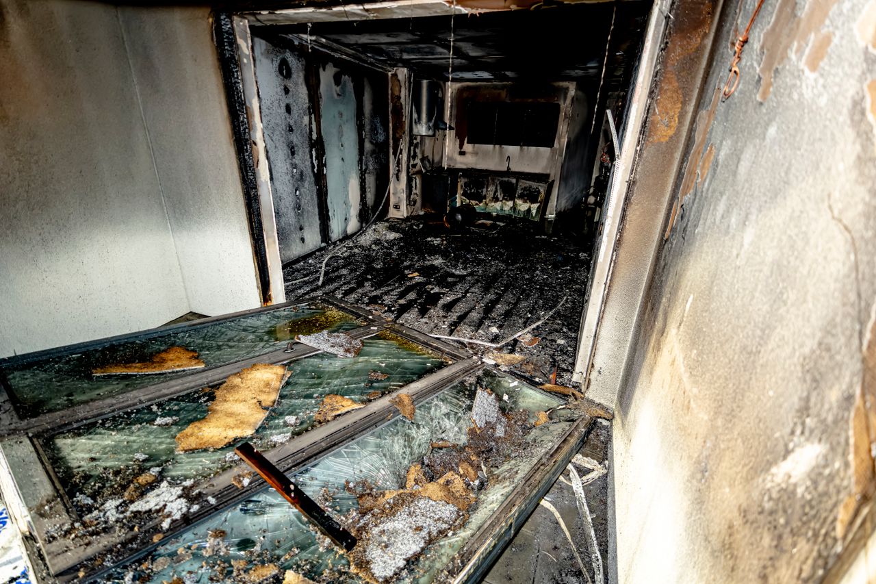 De brand veroorzaakte veel schade (foto: Marcel van Dorst/Eye4Images).