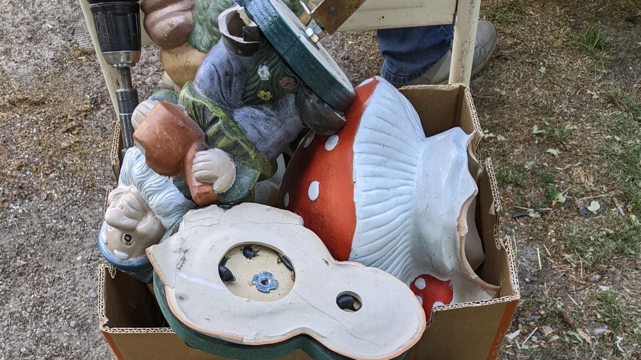 Veel kabouters op het Kabouterpad in Boekel vernield (foto: Kabouterpad Boekel).