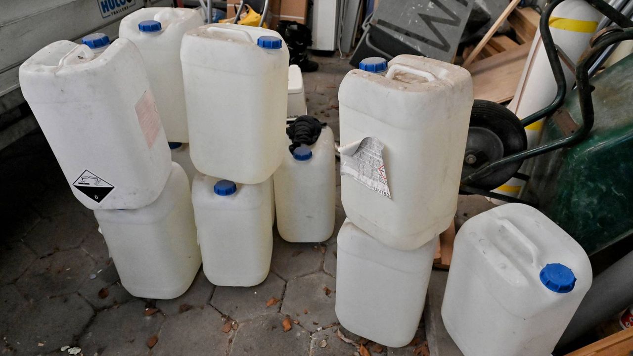 Een aantal vaten werd gevonden (foto: Persbureau Heitink).