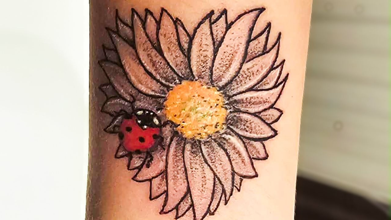 De madelief-lieveheersbeestje-tattoo van Lin (privéfoto).