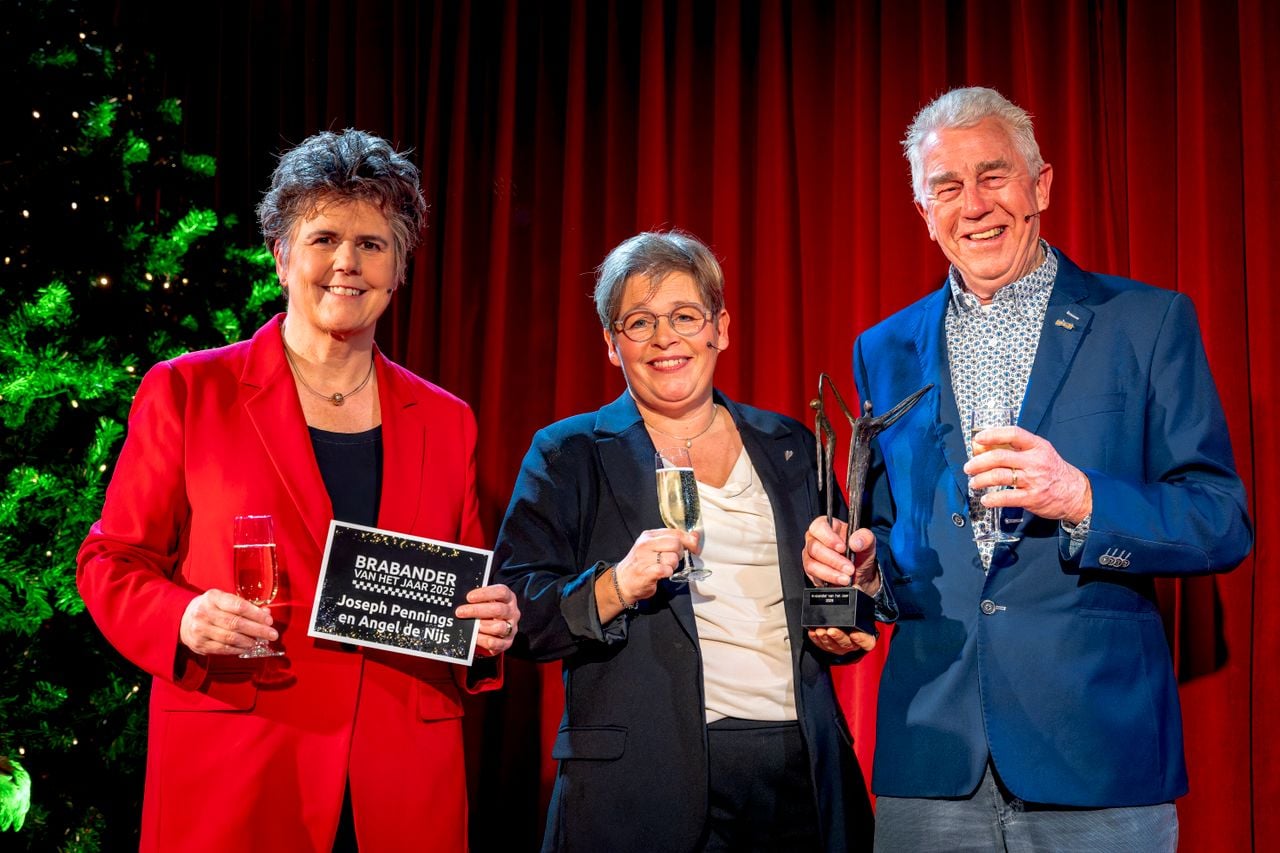 Joseph en Angel krijgen het beeld van de commissaris van de Koning (Foto: Marcel van Dorst)