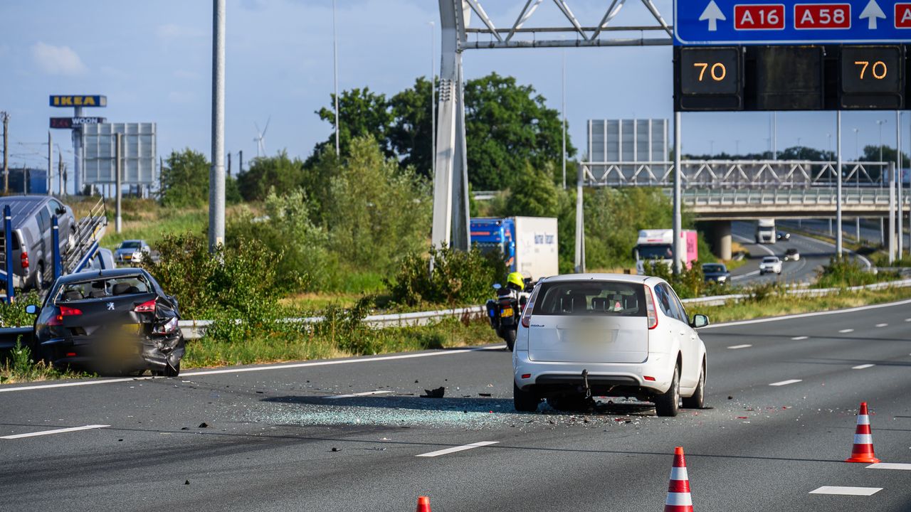 De witte en de zwarte auto bij knooppunt Princeville (foto: Tom van der Put / Persbureau Heitink). 
