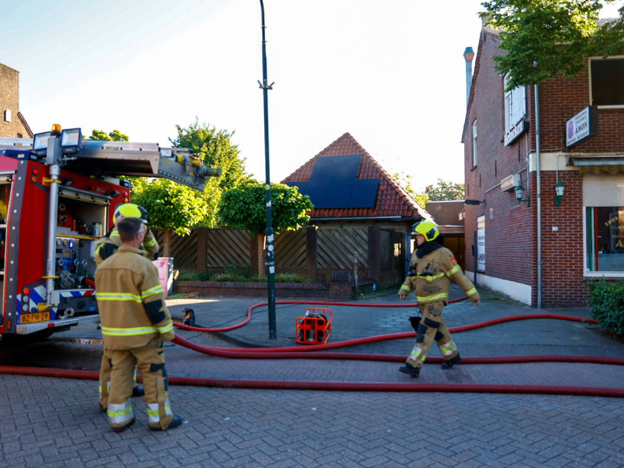 Het vuur woedde aan de achterkant van het pand (foto: Addy Smits/Persbureau Heitink).