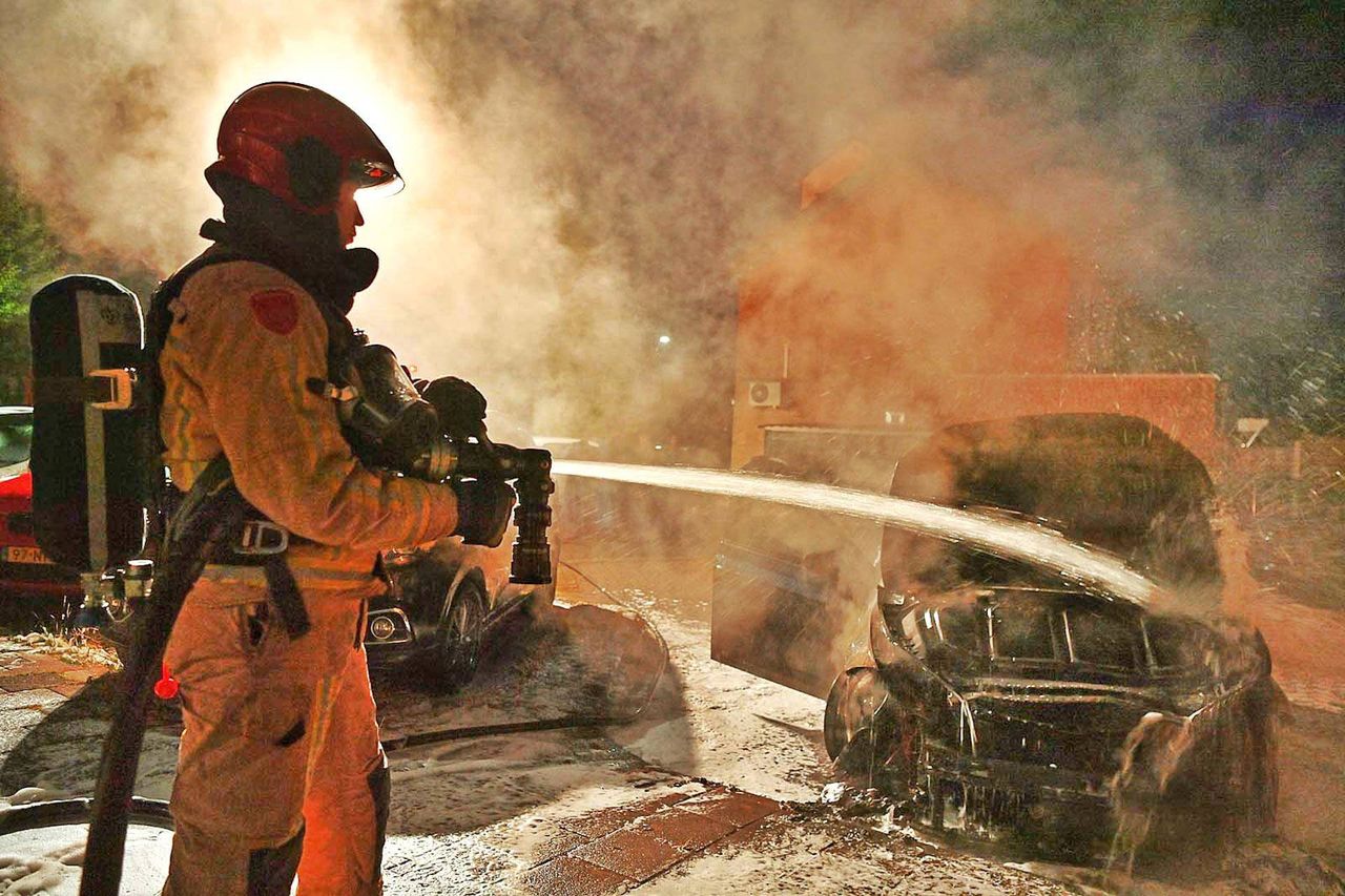 De brandweer probeerde te redden wat er te redden viel (foto: Rico Vogels/Persbureau Heitink).