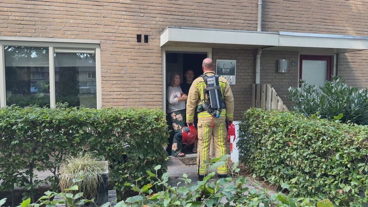 Omwonenden wordt gevraagd hun huizen te verlaten vanwege de rook (foto: Omroep Brabant).