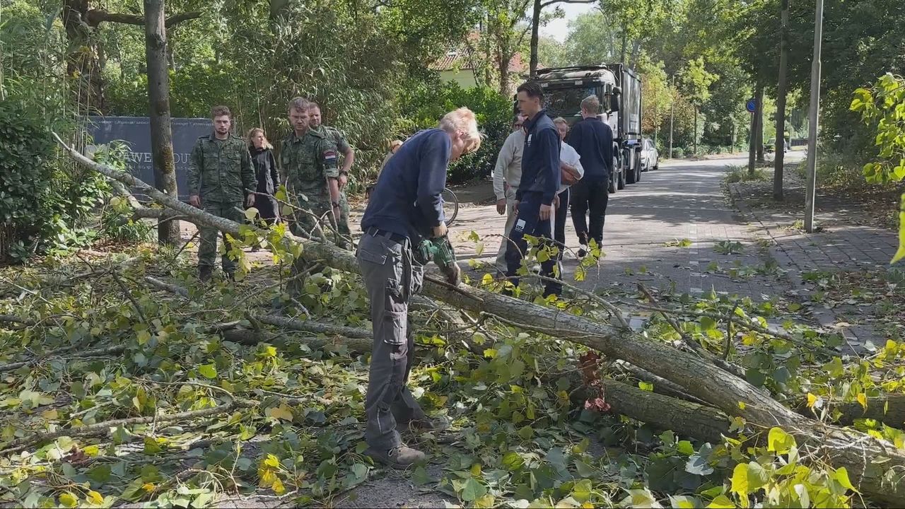 Omstanders helpen op de Koningshoeve in Tilburg (foto: Jan Peels).