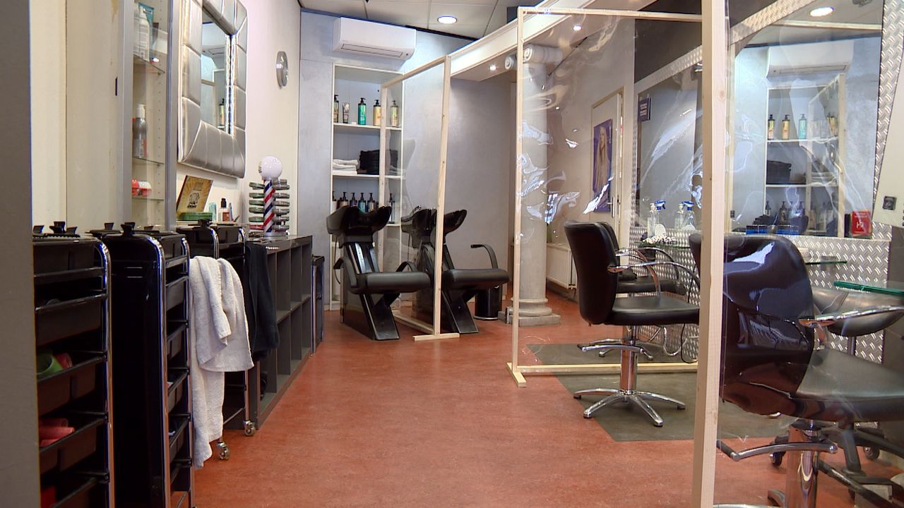 In de kapperszaak van Sylvie zijn schotten met plastic geplaatst.