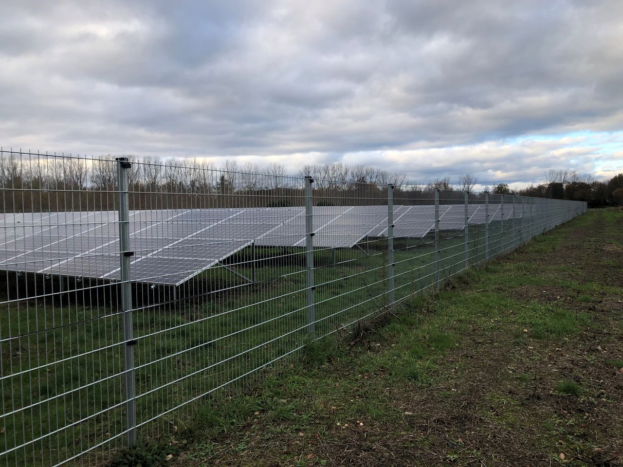Bij de wijk ligt al een zonneweide, bewonereide, bewoners zijn bang voor dit uitzicht (Foto: Alice van der Plas)