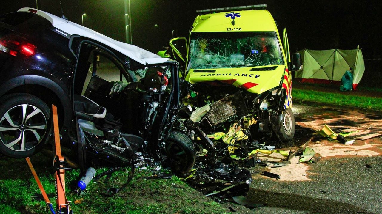 Hoe de aanrijding in de Heeklaan in Helmond kon gebeuren, wordt onderzocht (foto: Harrie Grijseels/SQ Vision).