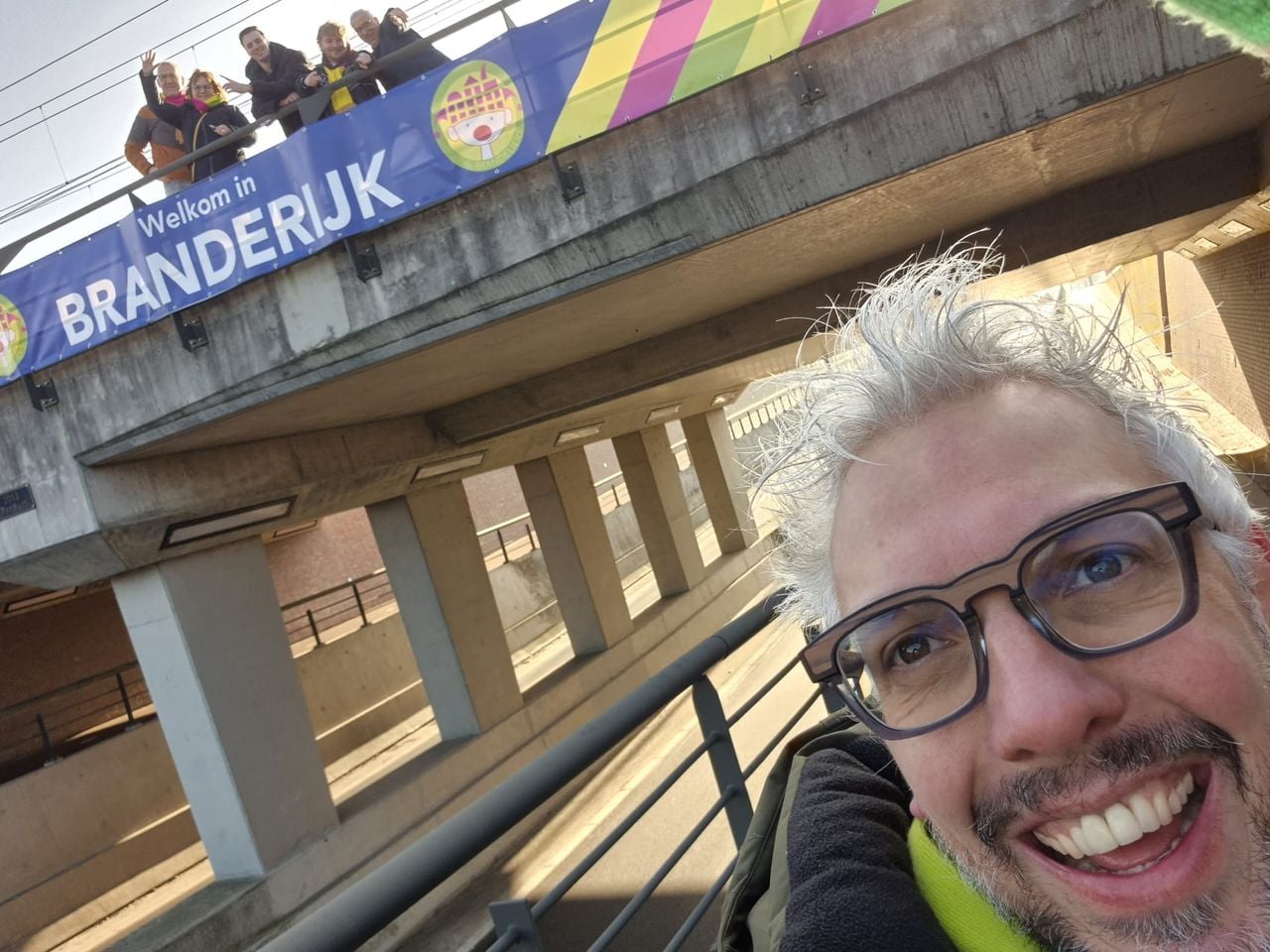 Een lachende carnavalsvoorzitter na het ophangen van het welkomsspandoek (foto: Kevin Janssen).