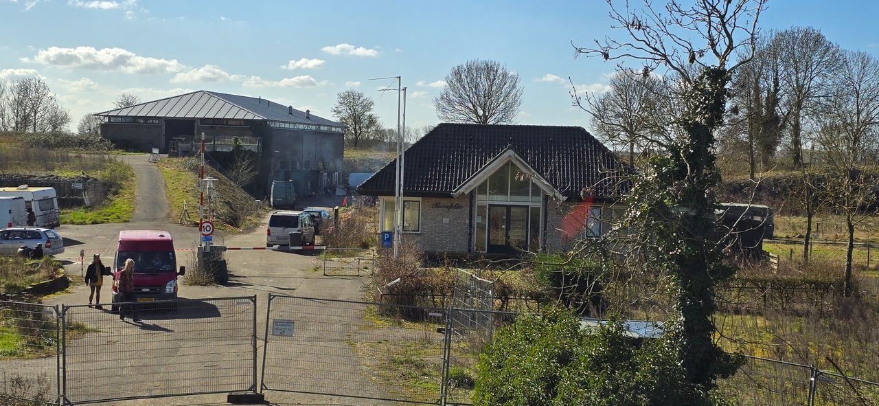 Honderden mensen waren bij een illegale rave-party in het buitengebied van Willemstad (foto: Omroep Brabant).