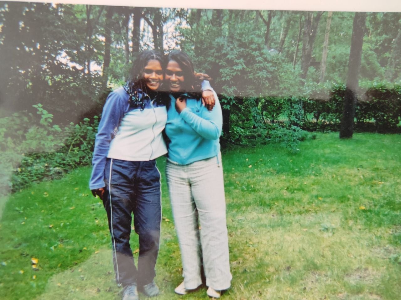 Minal en Meena spraken in hun tienerjaren regelmatig af (foto: Meena Geltink). 