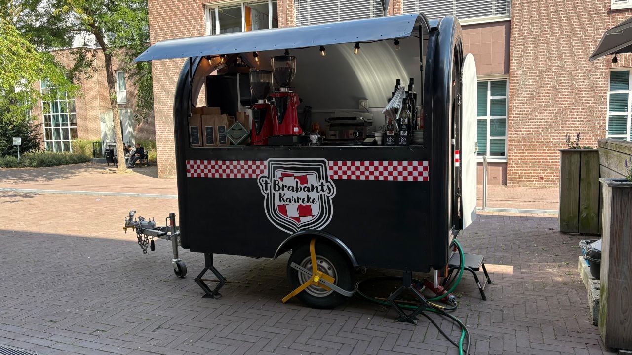 Het Brabants Karreke van waaruit Tom nu koffie serveert (foto: Pieter Soethout)